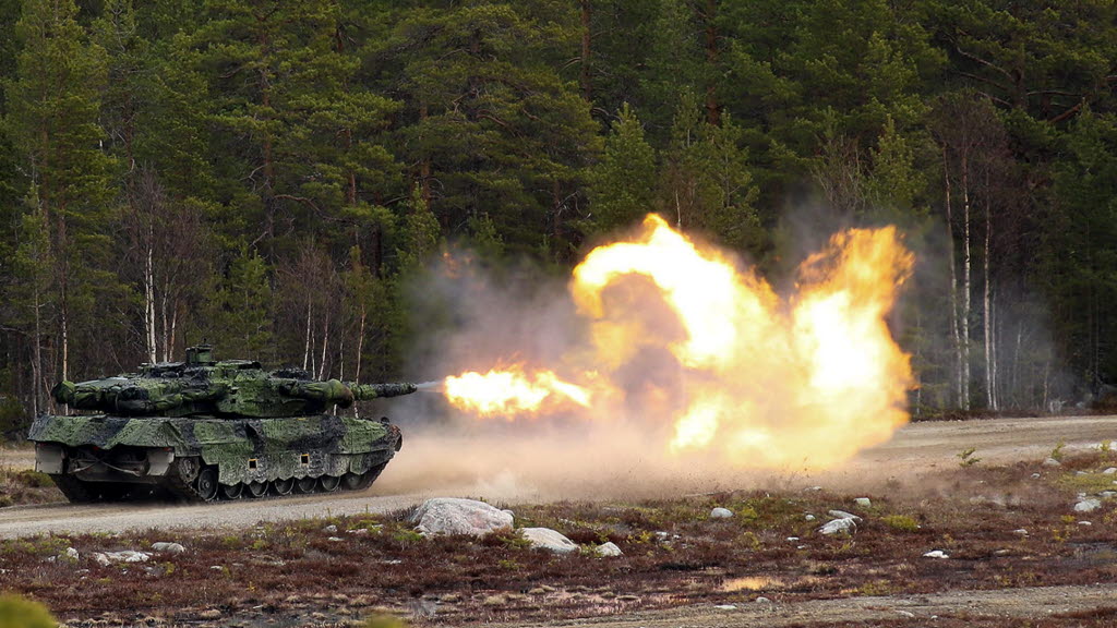 Stridsvagn 122 under skarpskjutning.