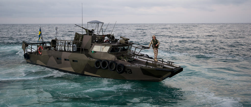 Svenska stridsbåtar patrullerar utanför Somalias kust för att skapa sig en uppfattning om normalbilden i området. För ledning, stöd och underhåll medföljer en nederländsk LCU (Landing Craft Unit).