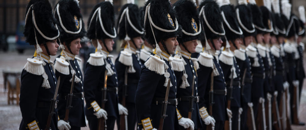 Audiens vid Stockholms slott. Soldater från livkompaniet tar emot statsbesök inne på borggården på Stockholms slott.