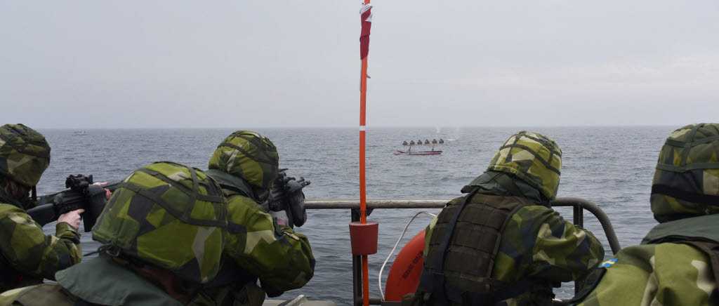 Särskild övning förband söf. Marinbasens 37:e hemvärnsbataljon. Skarpskjutning med Ak 4, pistol och prickskyttegevär från stridsbåt 90.
