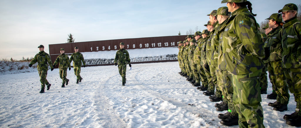 Civilanställda vid Uppsala garnison går kombattantutbildning ledd av elever från gruppbefälsutbildningen vid Luftstridsskolan.