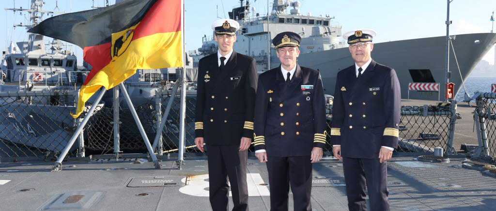 Fartygschefen på FGS Braunschweig, chefen för Tredje sjöstridsflottiljen, Bengt Lundgren och chefen för Einsatzflottile 1, Jan Christian Kaack.