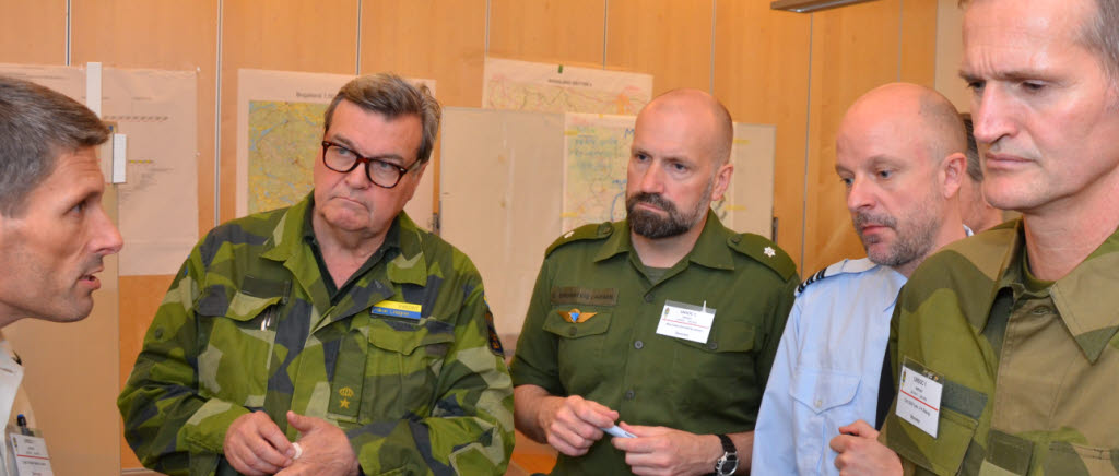 UNSOC students in discussion with Major Håkan Lindgren at SWEDINT