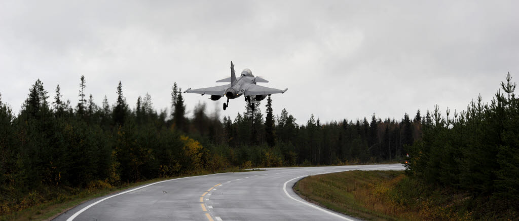 150923 Övning Baana 2015 i Finland. För första gången landar svenska Jas 39 Gripen landar finsk vägbas, inom det nordiska samarbetet och CBT-konceptet. Två Jas 39 och två F-18 Hornet startade från vägbasen för att sedan genomföra ett planerat CBT-pass. Jas 39 Gripen landar på Hosio vägbas.