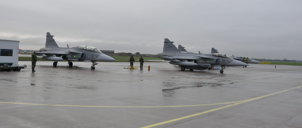 JA 14, Join Action 14, NBG 15, Nordig Battlegroup 15, EAW. Två JAS 39 Gripen taxar ut för start på MOB i Uppsala.