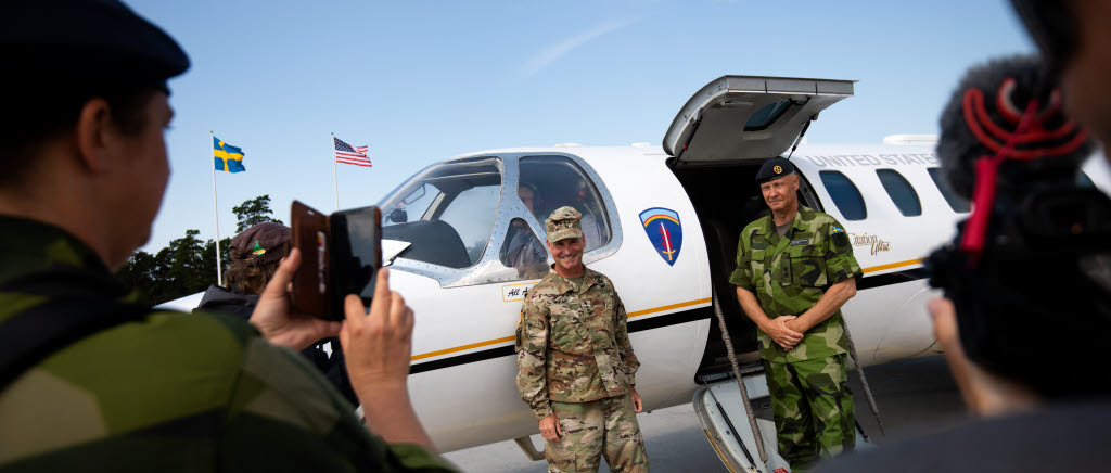 En svensk och en amerikansk general vid ett flygplan