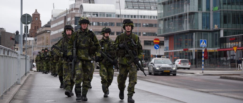 Under tisdagen och onsdagen 23-24 februari marscherade Livgardets livbataljon från kavallerikasern via Östermalm, City och Kungsholmen till Pampas Marina där man övade strid i byggnad med lös ammunition.