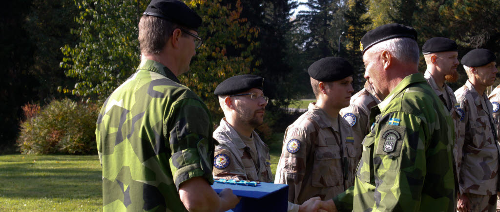 Överste Olof Granander delar ut medaljerna till officerare och soldater som på tisdagen den 16 september kom hem från Mali.