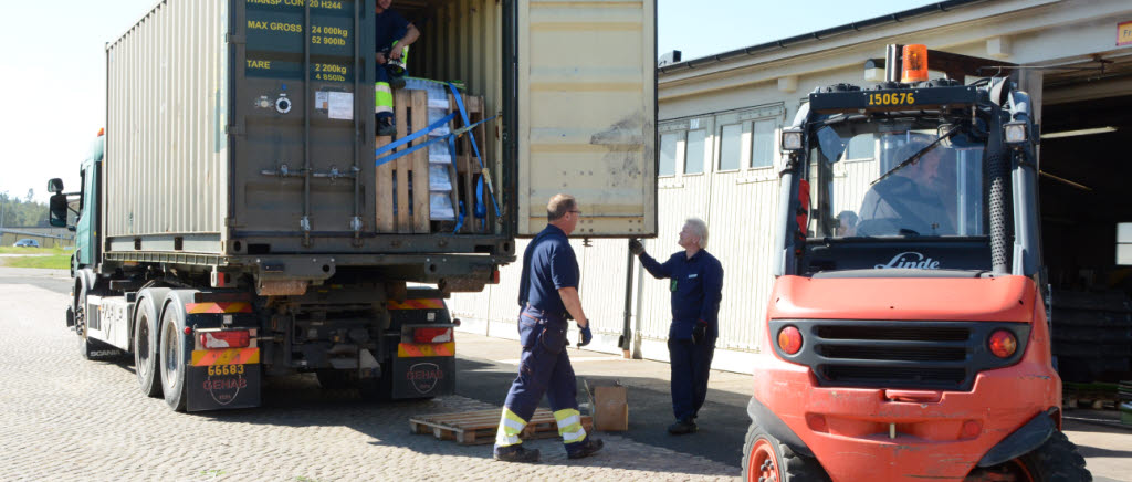 Packning av materiel till Mali. Lasten lastsäkras med olika metoder beroende på hur den ska transporteras. 