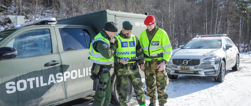 Ett multinationellt militärpoliskompani har uppgiften att stödja förbanden med bland annat trafikreglering under Cold Response. Här samverkar en finsk, en svensk och en norsk militärpolis inför nästa uppdrag.