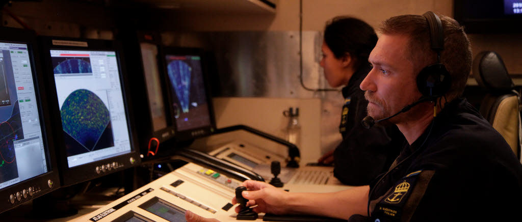 Samarbetet mellan personalen framför sonarskärmarna är avgörande för hur effektivt fartyget är.
