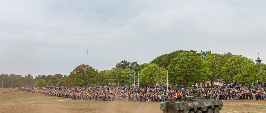 Pansarterrängbil 360 visar upp sig framför över 23 000 åskådare.