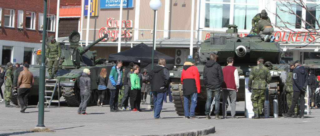 Närmare 300 personer besökte Försvarsmaktens förevisning i centrala Kiruna. 