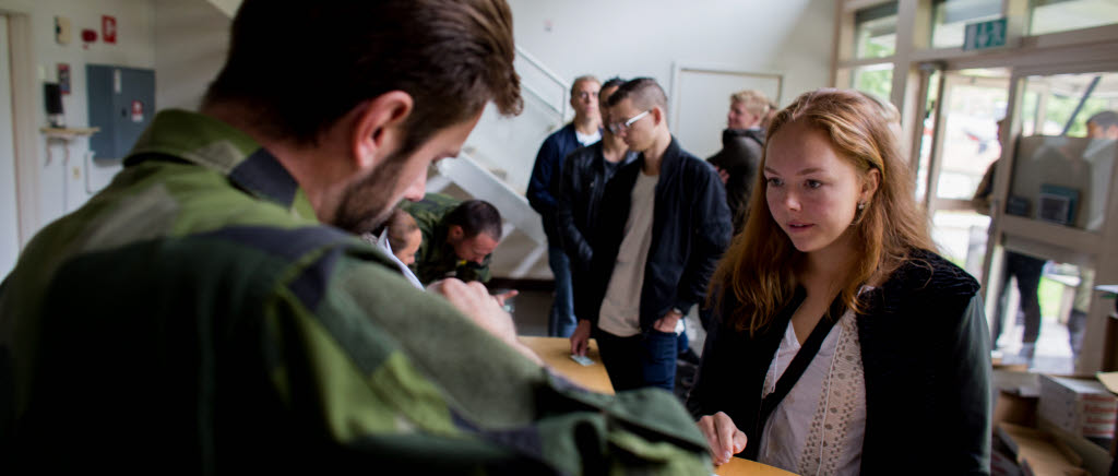 Det känns väldigt roligt och pirrigt att få börja på Karlberg och få en bra ledarskapsutbildning och bli officer, säger den precis inskrivna kadetten Sara Noreen. Inryckning 224:e kursen kadetter på Militärhögskolan Karlberg.