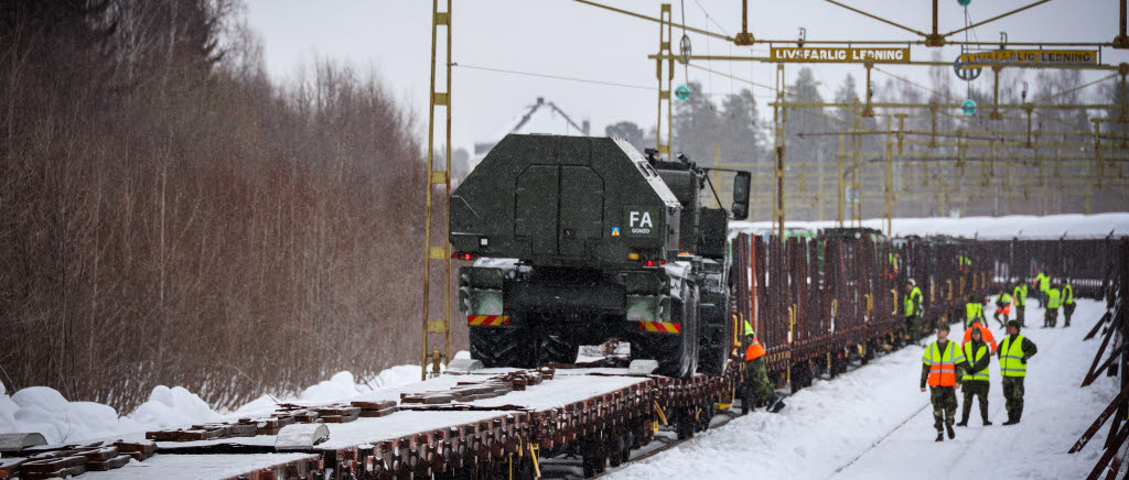 Lastning av materiel inför övning BrigU23 som genomförs på Älvdalens skjutfält med start idag. ​