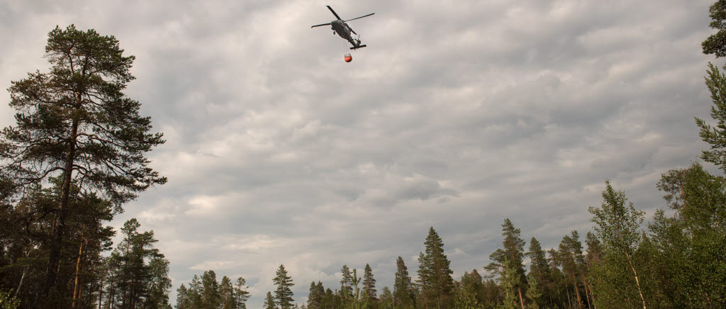 Helikopter 16 Black Hawk med hängande brandtunna.

Samlade resurser från olika myndigheter hjälps åt att bekämpa skogsbranden vid Älvdalens skjutfält. Försvarsmakten bidrar med flera resurser men i huvudsak med personal ur hemvärnet och helikopterflotiljen.