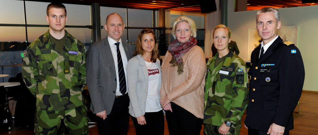 Försvarsmakten och förbandskommunerna i Norrbotten har inlett ett samarbete inom ramen för regionalt samverkansforum i Norrbotten. I detta arbete har ett erfarenhetsseminarium arrangerats för att diskutera hur vi tillsammans skapar bra förutsättningar för att säkerställa att soldaterna kommer hit, trivs och vill sanna kvar. Seminariet syftade till att delge varandra av gjorda erfarenheter, sprida goda exempel mellan varandra, informeras hur Försvarsmaktsråd Skaraborg har arbetet och identifiera behov av åtgärder som förbättrar och underlättar arbetet. Rasmus Öhman (soldat F 21), Leif Walterum (Kommunalråd Skövde), Sofia Kempe (rekryteringskoordinator F 21), Birgitta God (Arvidsjaurs kommun inflyttning/integrering), Linda Tengdahl (yrkesinformatör P 4), Fredrik Bergman (flottiljchef F 21)