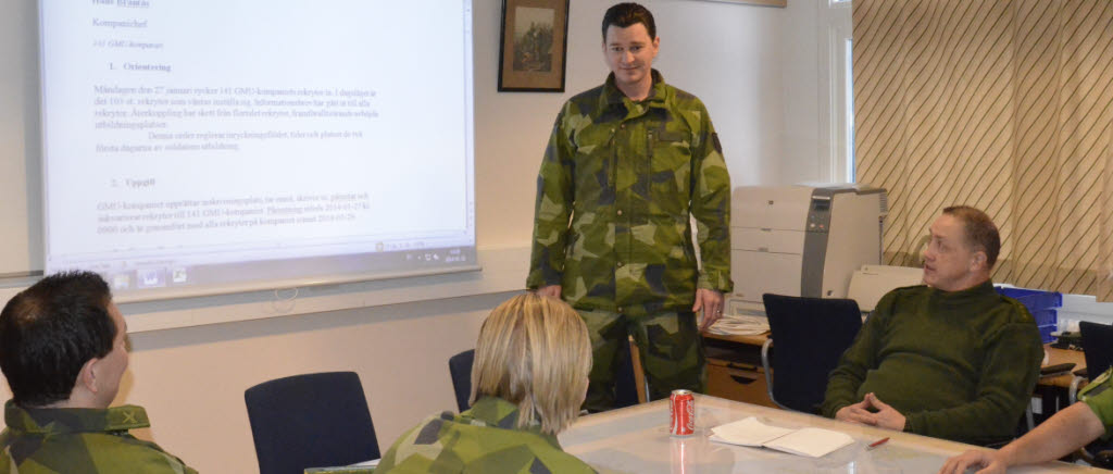 Hans Brantås har ordergivning. I bakgrunden syns en presentation och fyra plutonchefer tittar på sitt befäl. 