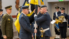 Överste Lennart Widerström lämnar tillbaka MSS fana till fanföraren (kapten Joakim Elv) för att därefter ta befälet över Markstridsskolan.