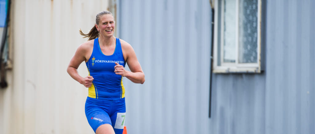 Cecilia Sjöholm vinner guld i marin femkamp, här springer hon amfibielöpningen, sista grenen i marin femkamp. Hon tar tillsammans med Cecila Sjöholm och Melina Westerbeg också hem guldet. Marin femkamp består av hinderbana, livräddning, hindersimning, sjömanskap och amfibielöpning. Military World Games är som ett olympiskt spel för militära idrottare och pågår 2-12 oktober i Mungyeong i Sydkorea. Cirka 8 700 aktiva från 110 länder deltar i spelen.Under spelen pågår tävlingar i hela 24 grenar. De cirka 100 deltagarna från Försvarsmakten kommer delta i orientering, fäktning, skytte, triathlon, marathon samt i militär-,  marin- och flygfemkamp.