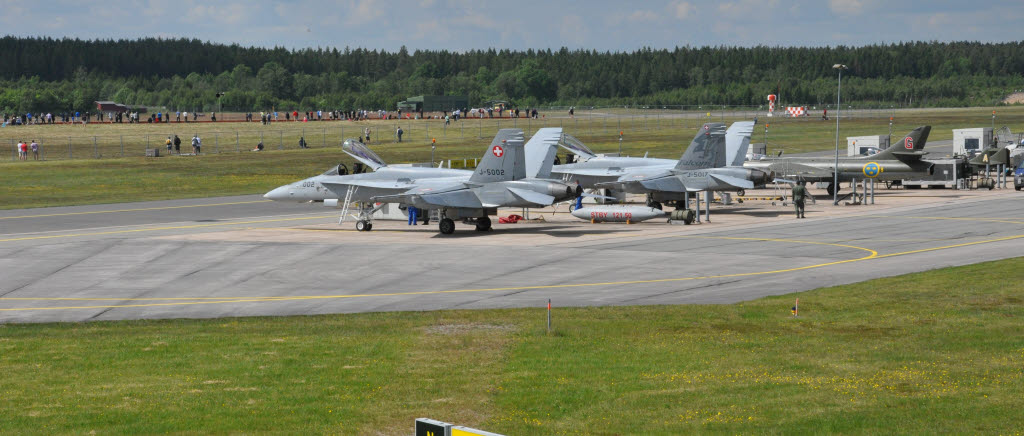 Flightline med F-18 Hornet i förgrunden