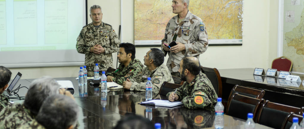 Rådgivarnas lektioner uppskattas av afghanerna. Arne Boman och en tysk kollega undervisar hur man hanterar planeringen av ied-hotet på regional nivå. 