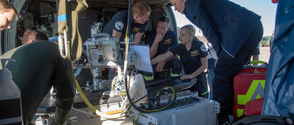 Personal från Helikopterflottiljen utbildar vårdpersonal från Region Uppsala på Helikopter 16 under coronakrisen.