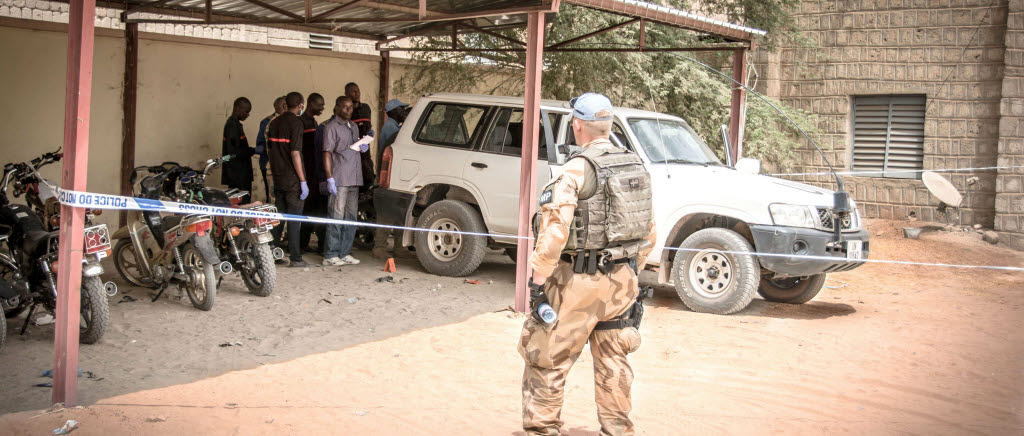 Adepter ur gendarmeriert och nationalgardet tillämpar teorin i praktiken av en brottsplatsundersökning. Foto: MP / Försvarsmakten