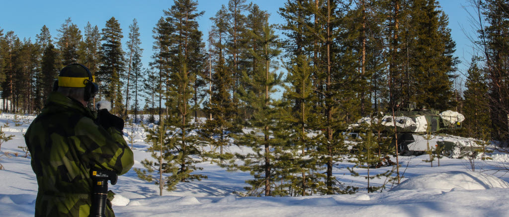 Stridsträningsanläggningen, STA, från Markstridsskolan i Skövde följer, dokumenterar och utvärderar förbanden under Vintersol 2015.