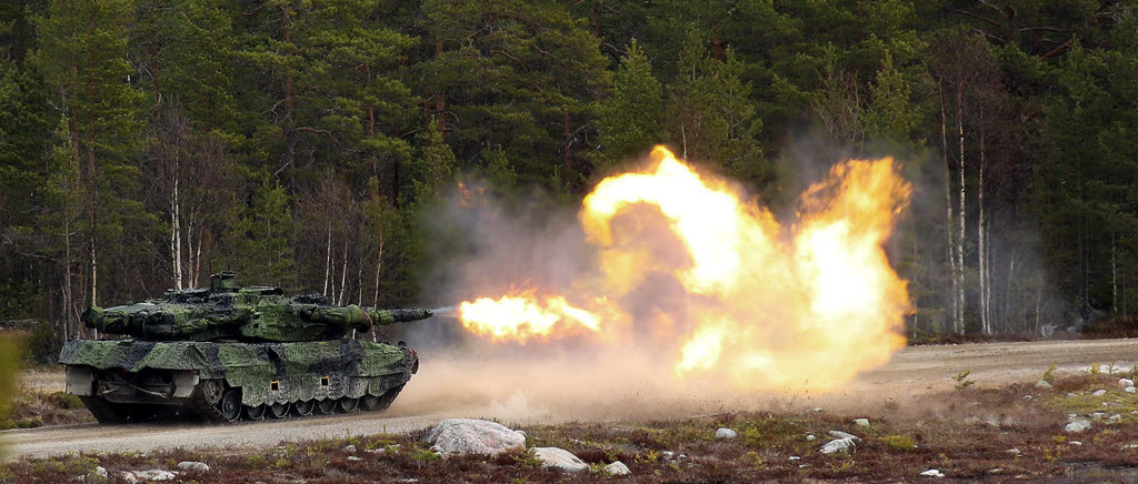 Stridsvagn 122 under skarpskjutning.