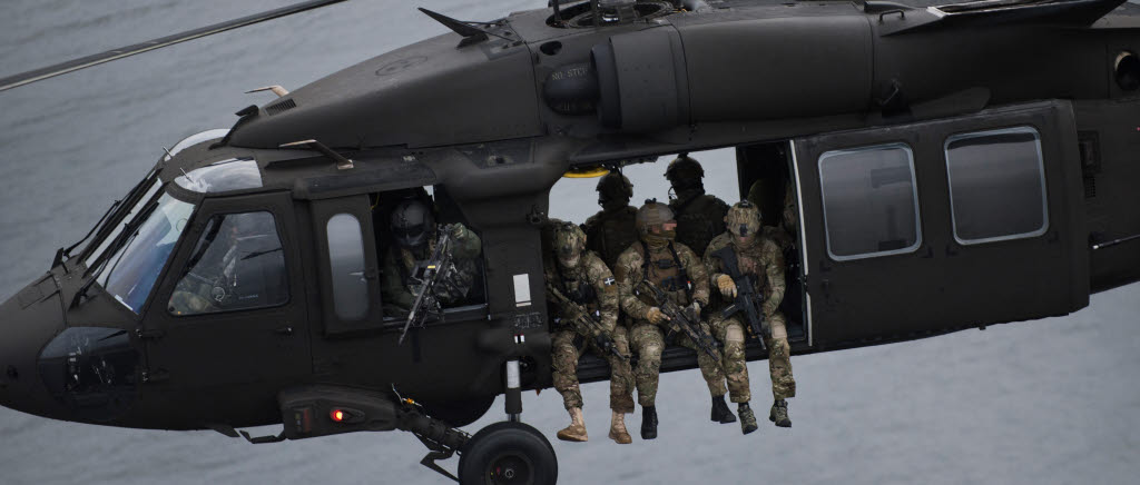 Operatörer från Särskilda operationsgruppen (SOG) under helikoptertransport på Gotland där de övar nationellt försvar. Specialförband.