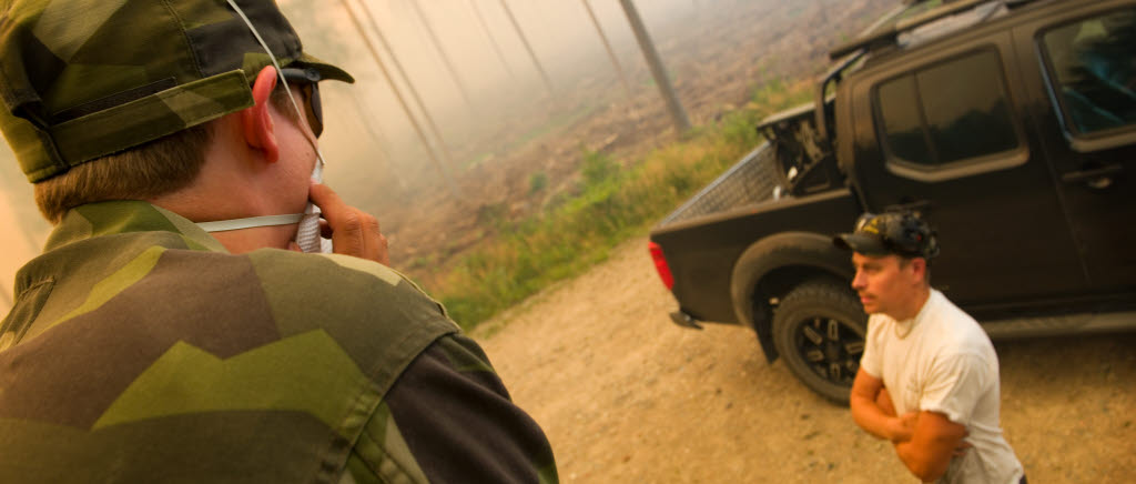 20140804 RAMNÄS
En stor skogsbrand har brutit ut i Västmanland och räddningstjänsten får stöd från bland annat Försvarsmakten.
Foto: Lt Marcus Åhlén/Combat Camera/Försvarsmakten
BILDEN ÄR FRI FÖR PUBLICERING ELLER VISNING UNDER FÖRUTSÄTTNING ATT FULLSTÄNDIG BYLINE ANGES.