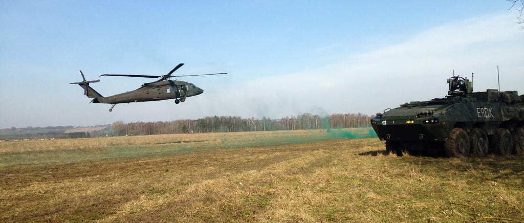 CASEVAC-moment under samövning mellan 71.Core Bn och NBG:s Helikopterenhet.