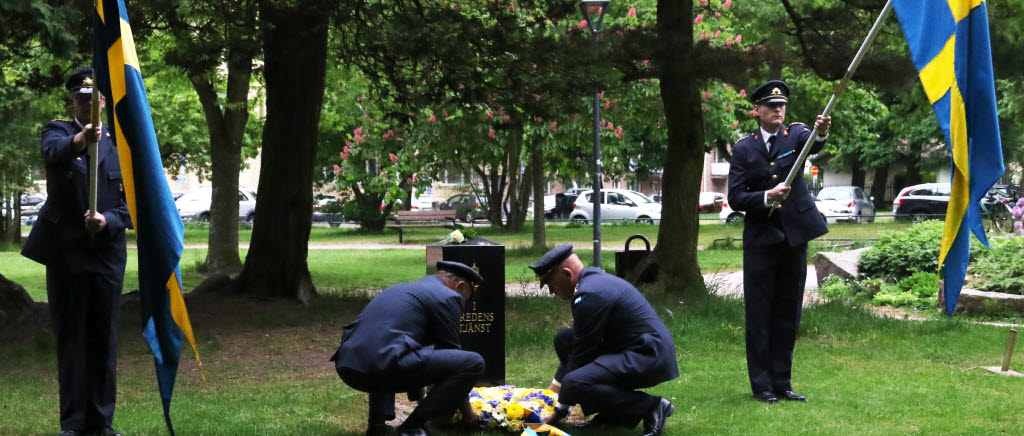 Veterandagen 2017 uppmärksammades i Halmstad. Lars Olsson SC FMTS och Lars Lindén Stf. C Lv 6 lägger ner en krans vid minnesstenen i Norre Katts park i Halmstad.