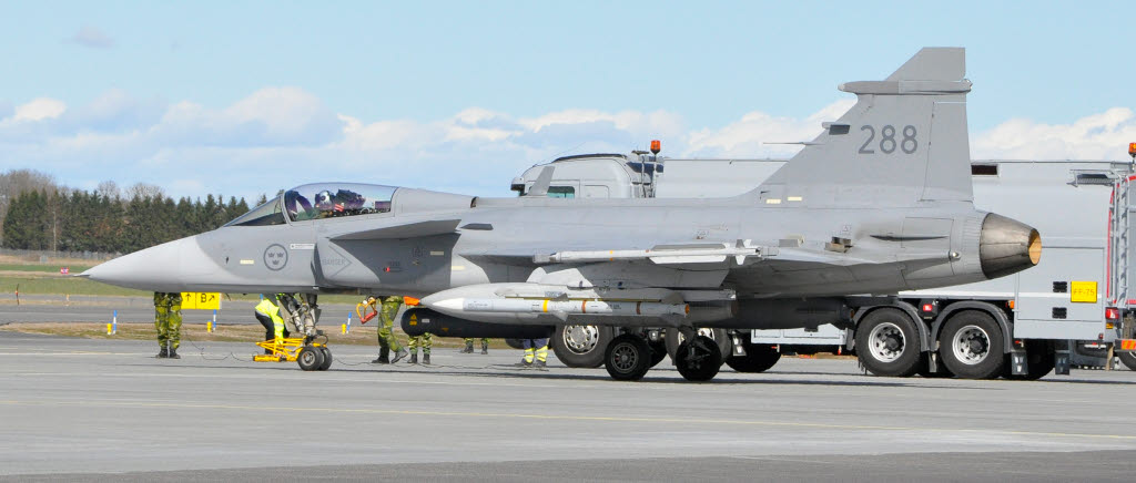 Jas 39 Gripen på Ärna flygplats med påmonterad robotar.