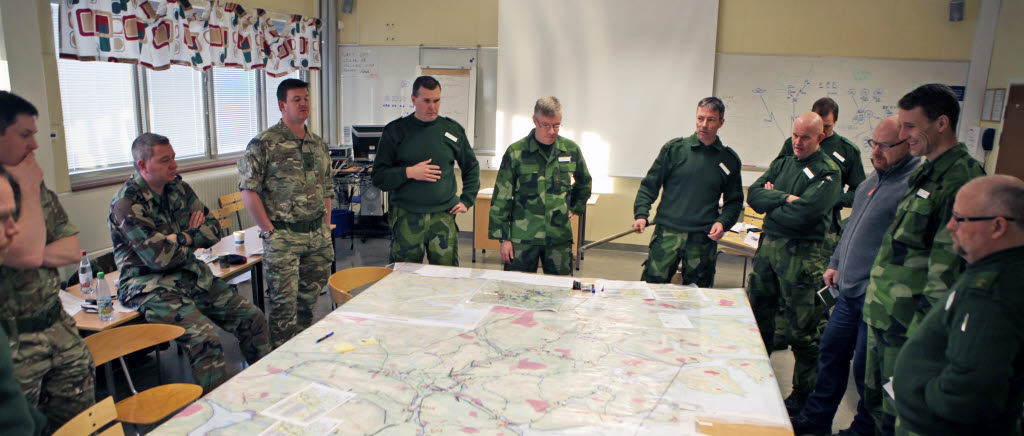 Major Tomas Lundberg redogör planeringsläget för brigadchefen Lars Karlsson och övriga i brigadledningen. Övning Vintersol 2014.