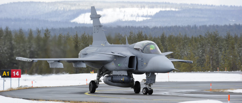 160426. Krigsbasövning på Jokkmokksbasen. Första gången sedan 2013 öppnas basen för övning, Denna gång för snabbtankning av Jas 39 Gripen.