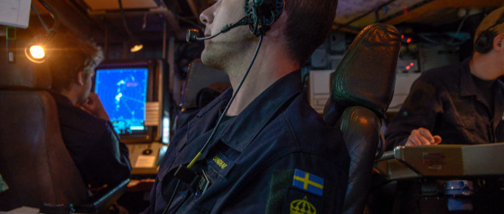 Ytstridsofficeren har ansvar för sjömålsroboten ombord. Från sin stol i stridsledningscentralen har befälet en bild på alla mål i området. 