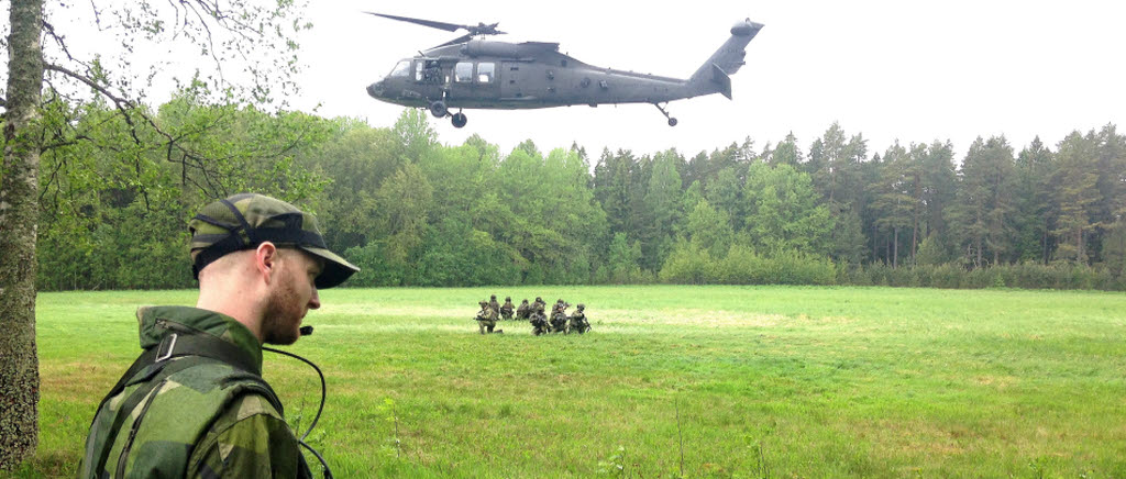 Femton attachéer från olika länder besökte Karlsborg. Landsättning från helikopter. Sannahedsbataljonen och Värmlandsbataljonen ansvarade för bevakning och transportskydd.