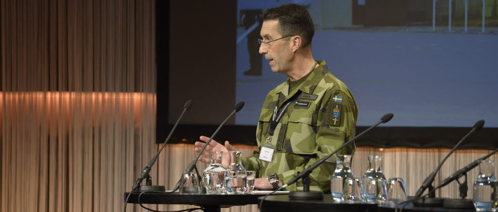 ÖB Micael Bydén håller anförande på Folk & Försvars rikskonferens i Sälen.