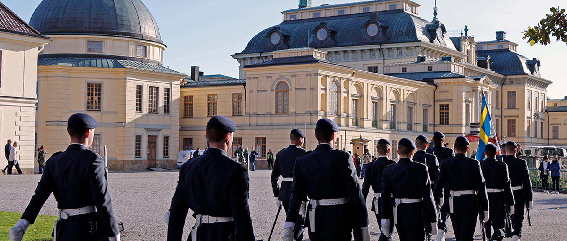 "Pågående vakt ut Försvarsmaktens tekniska skola skall bevaka Drottningholm slott!"