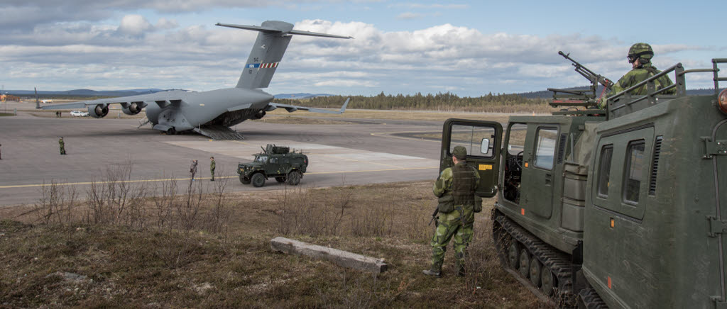 Situationen vad gäller rätten till Arktis naturtillgångar har eskalerat och Sverige har nu indirekt dragits in i en konflikt där vi tvingas till militära insatser för att vidmakthålla den egna territoriella integriteten. Scenariot i tredje brigadstabens beredskapsövning Operation Urdarmåne ligger inte allt för långt från vad som är tänkbart i verkligheten.