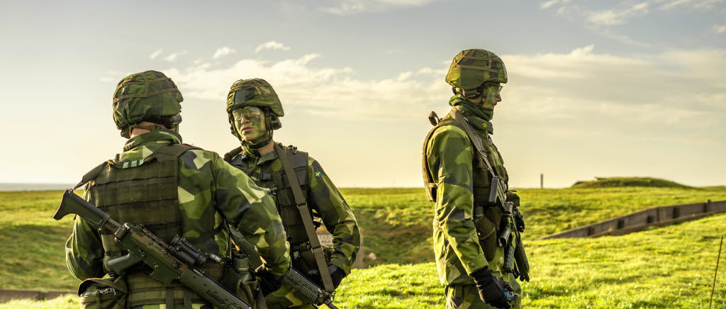 Rekryter vid Södra skånska regementet P 7 övar för första gången med skarp ammunition på skjutfält. 