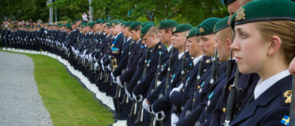 STOCKHOLM 20100618 - Försvarsmaktens stöd till kronprinsessans bröllop 19 juni är i huvudsak ceremoniellt. Efter att brudparet vigts i Storkyrkan genomförs en kortege genom centrala Stockholm, dels i vagn på gatorna och dels sjövägen i kungaslupen Vasaorden. Den nästan fem kilometer långa kortegevägen kommer att kantas av nära 5 000 soldater i från så gott som alla förband, skolor och centrum i Försvarsmakten samt cirka 1 500 medlemmar från bland annat Hemvärnet, frivilligorganisationerna och svenska scoutförbundet. Längs kortegevägen spelar också ett tjugotal militära musikkårer. Under dagen genomförs även salutskjutning för brudparet. Foto: Kim Svensson - Combat Camera/Försvarsmakten.Bilden får användas av media utan kostnad om fullständig byline anges