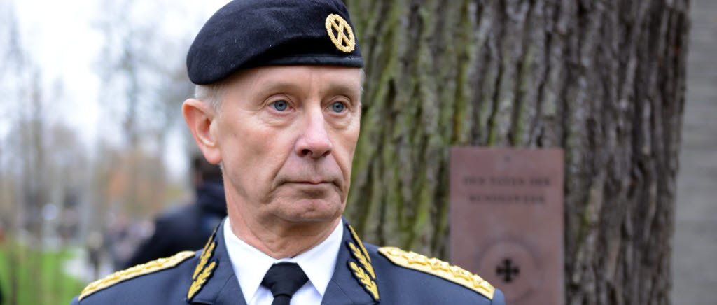 ÖB Sverker Göranson framför monumentet Wald der Erinnerung.