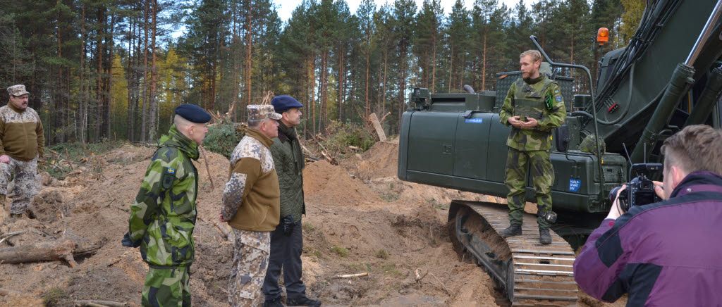 Amröjningsövningen Detonator i Lettland. Maskintroppchefen Georg Ekholst lettiska ÖB och den svenske ambassadören.