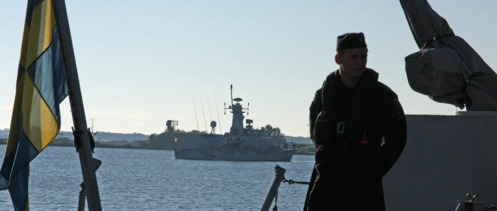 I bakgrunden kastar systerfartyget HMS Malmö loss från kajen i Karlskrona.