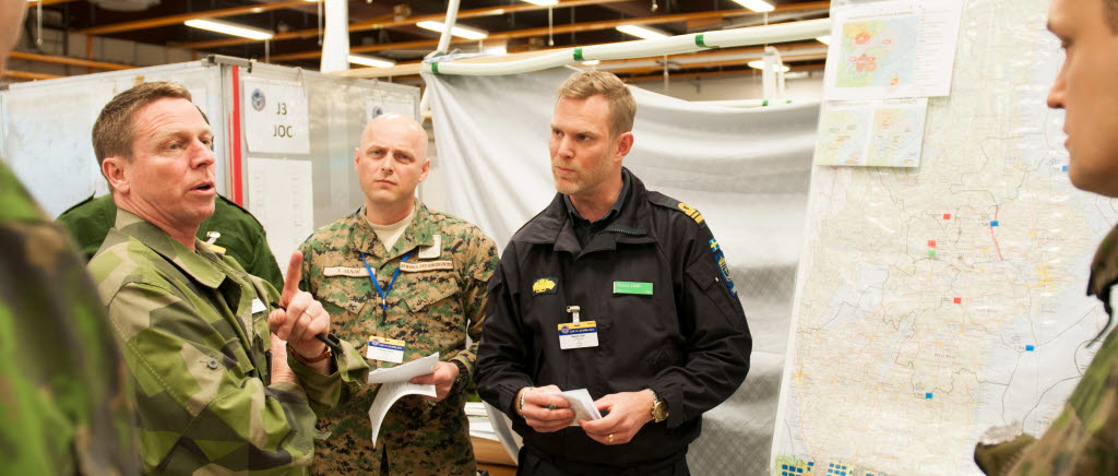 Generallöjtnant Göran Mårtensson med stabsmedlemmar under CJSE 15 (Combined Joint Staff Exercise) som är en ledningsträningsövning som genomförs i samarbete mellan Försvarsmakten och Försvarshögskolan. I övningen ingår även internationella deltagare från 25 nationer samt civila myndigheter.