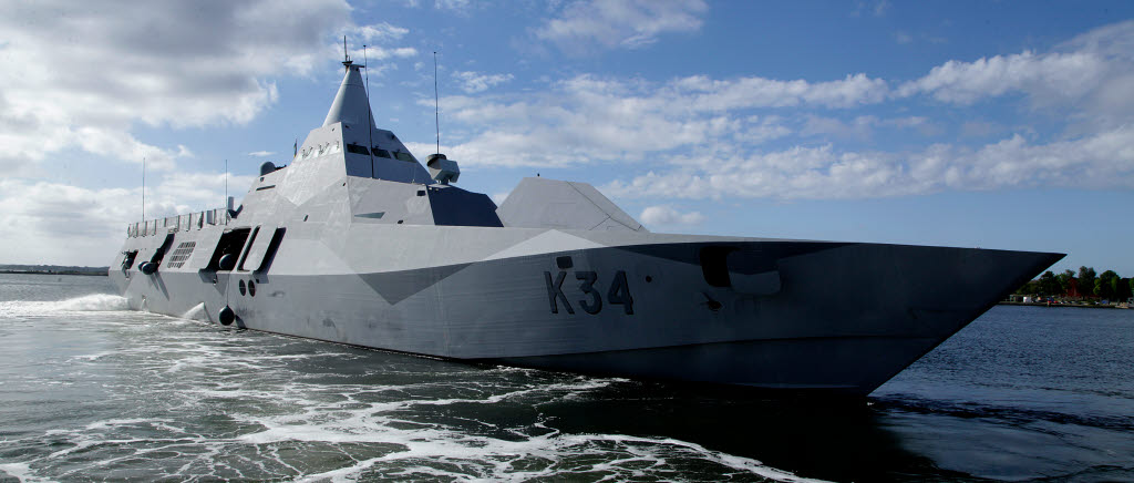 HMS Nyköping kastar loss från örlogshamnen i Karlskrona juni 2017.