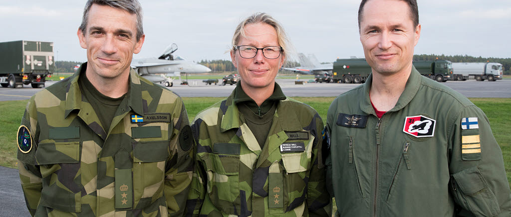 Under försvarsmaktsövningen Aurora 17 spelar flygbasen i Hagshult en av huvudrollerna och den ger förutsättningar för ett ytterligare avstamp i det svensk-finska försvarssamarbetet.

Patricia Wall är baschefen som tillhandahållit bästa möjliga förutsättningarna för att divisionschef Jörgen Axelsson (till vänster) och finske kollegan Tomi Böhm med personal effektivt ska kunna genomföra de uppdrag de får från flygtaktisk chef.